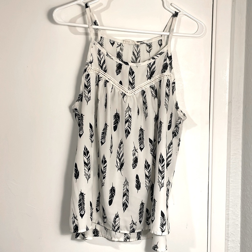 🎉HP🎉 Millibon USA White Tank Top w/ Black Feathers